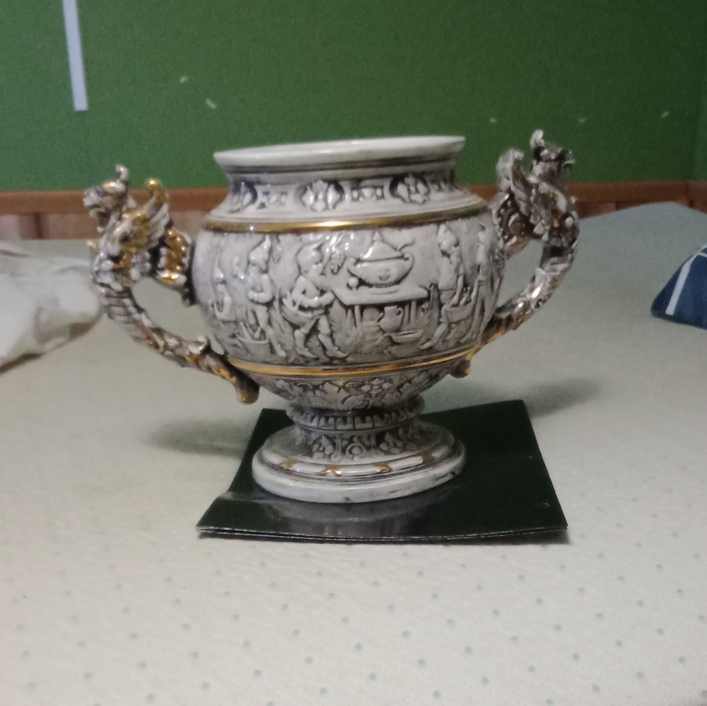 Antique Panoramic Bowl with Stylish Gold inlaid Dragon Handles,Gold trimmed.